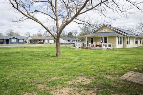 Tiny photo for 801 S Hall Street, Ennis, TX 75119 (MLS # 21200992)