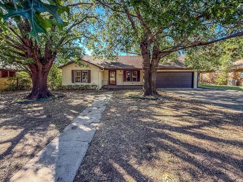Photo of 1305 Hillcrest Boulevard, Gainesville, TX 76240 (MLS # 21092153)