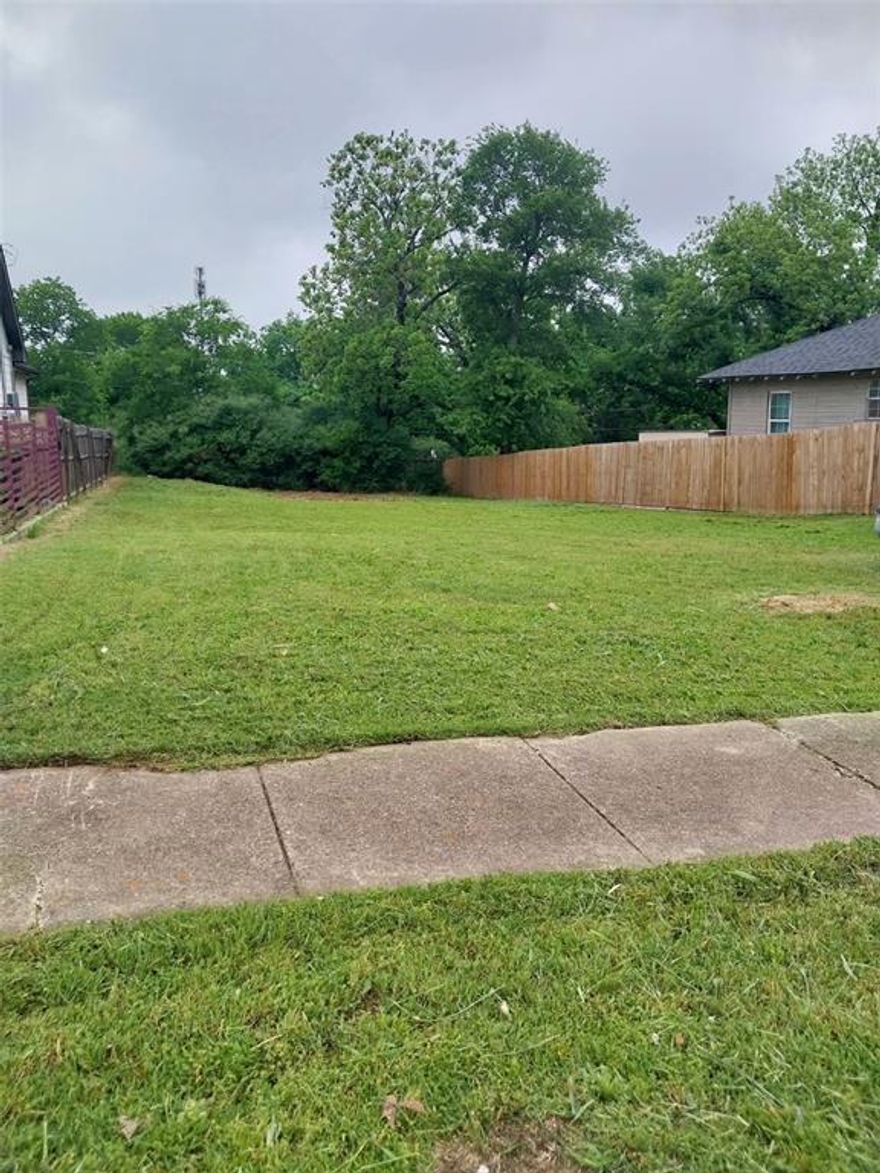 Nice vacant lot presents a fantastic opportunity for development due to its prime location near downtown Fort Worth. From the backyard you can see the city skyline. Ready for a single-family home construction in a changing residential neighborhood. No survey available, buyer will need to purchase one.