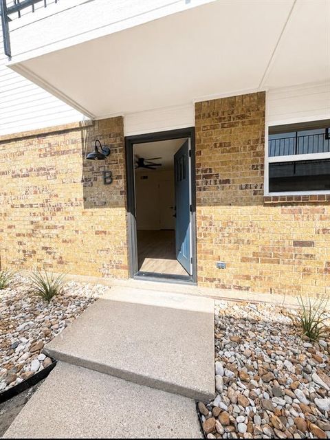 Photo of 4824 Wellesley Avenue #APT B, Fort Worth, TX 76107 (MLS # 21261232)