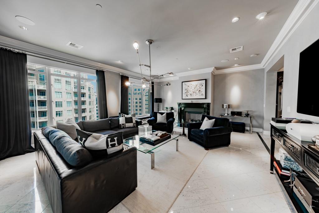 2525 N Pearl Street 1704