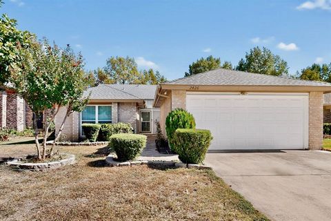 Photo of 2426 Sutton Drive, Arlington, TX 76018 (MLS # 21093156)