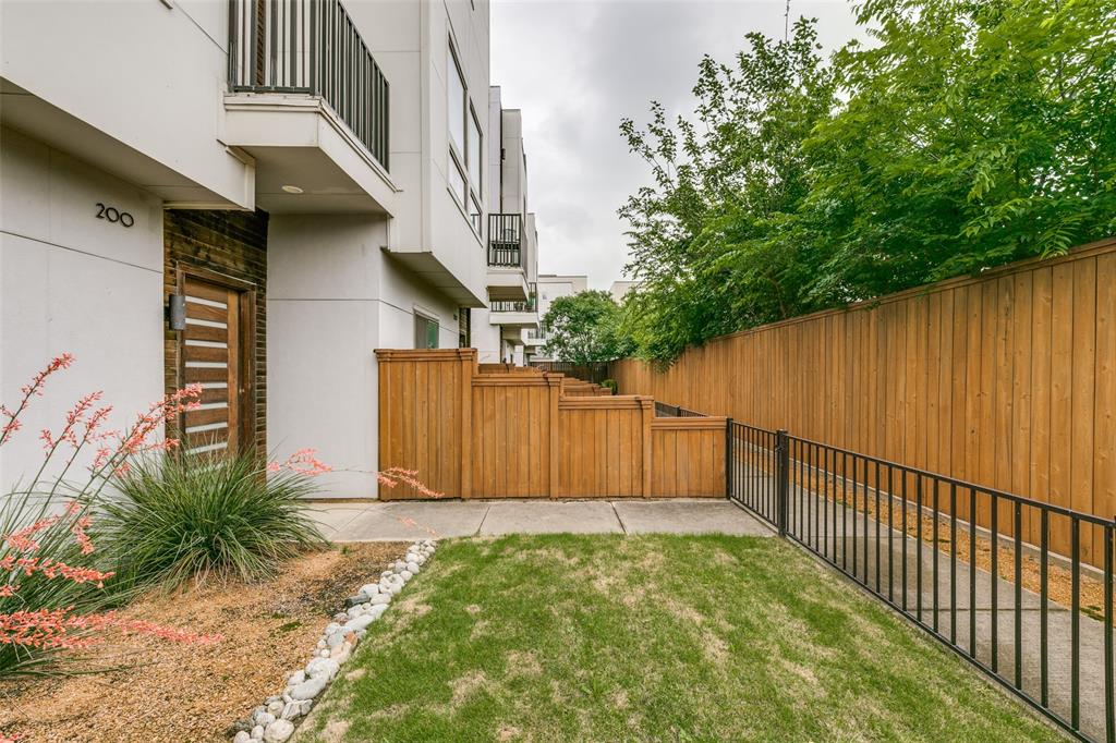 3816 Roseland Avenue C200