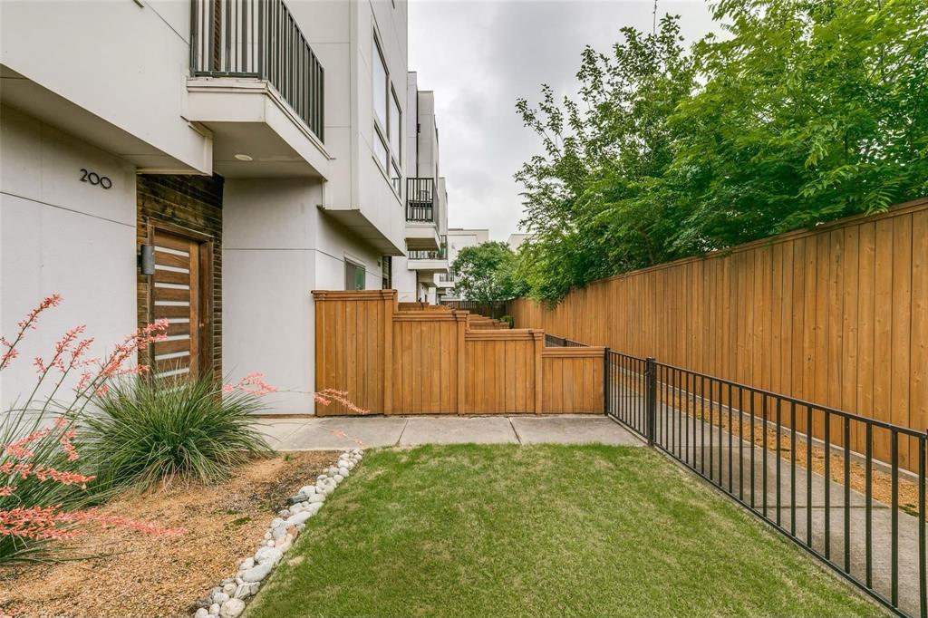 3816 Roseland Avenue C200