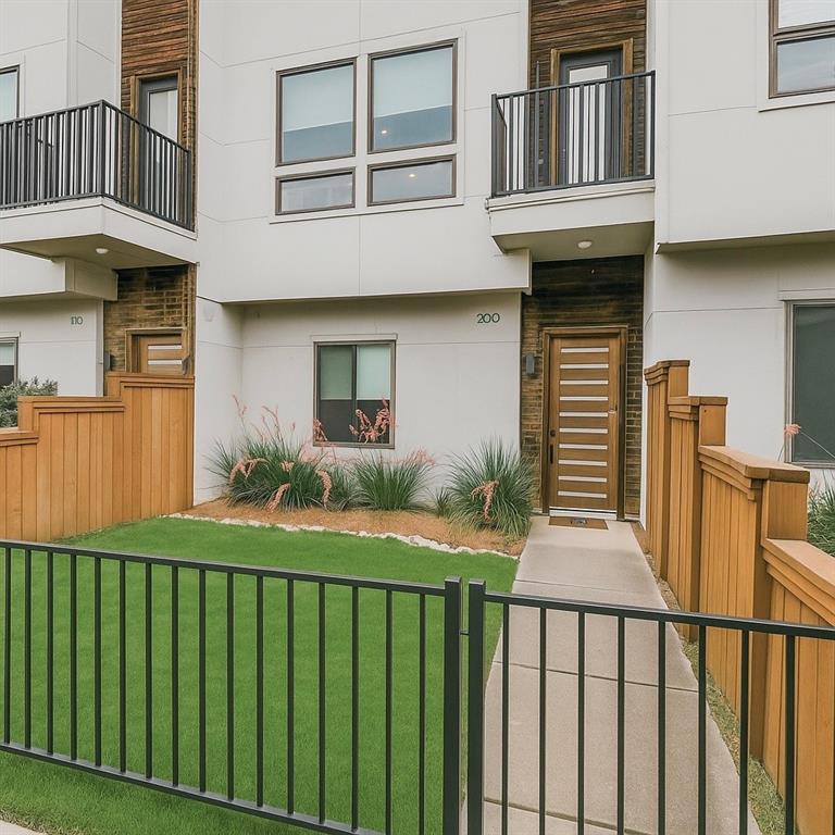 3816 Roseland Avenue C200