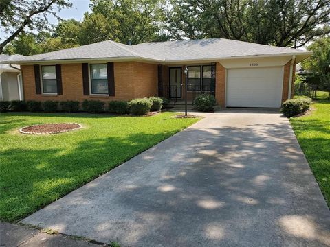 Photo of 1800 W College Street, Sherman, TX 75092 (MLS # 21153160)