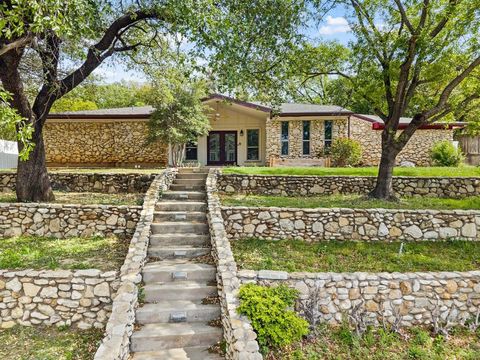 Photo of 405 Chandler Lake Road, Fort Worth, TX 76103 (MLS # 21229296)