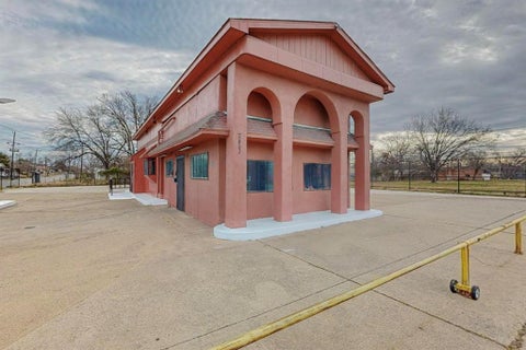 Photo of 2802 Lagow Street, Dallas, TX 75210 (MLS # 21402709)