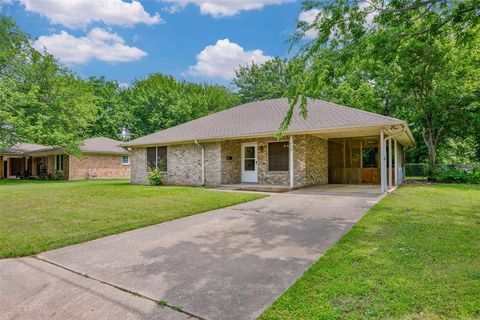 Photo of 110 Pecan Street, Whitesboro, TX 76273 (MLS # 21254887)