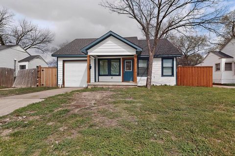Photo of 1518 Oak Street, Grand Prairie, TX 75050 (MLS # 21203291)