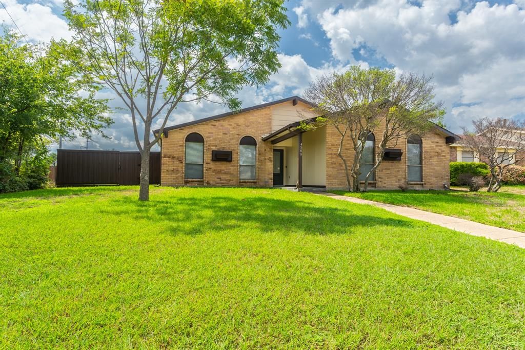 Photo of 4505 Las Hadas, Mesquite, TX 75150 (MLS # 21087553)