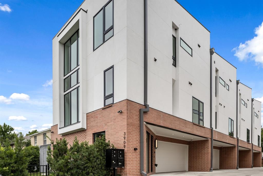 3909 Hawthorne Avenue 101
