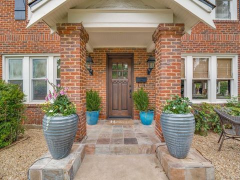 1124 S Canterbury Court Dallas TX 75208