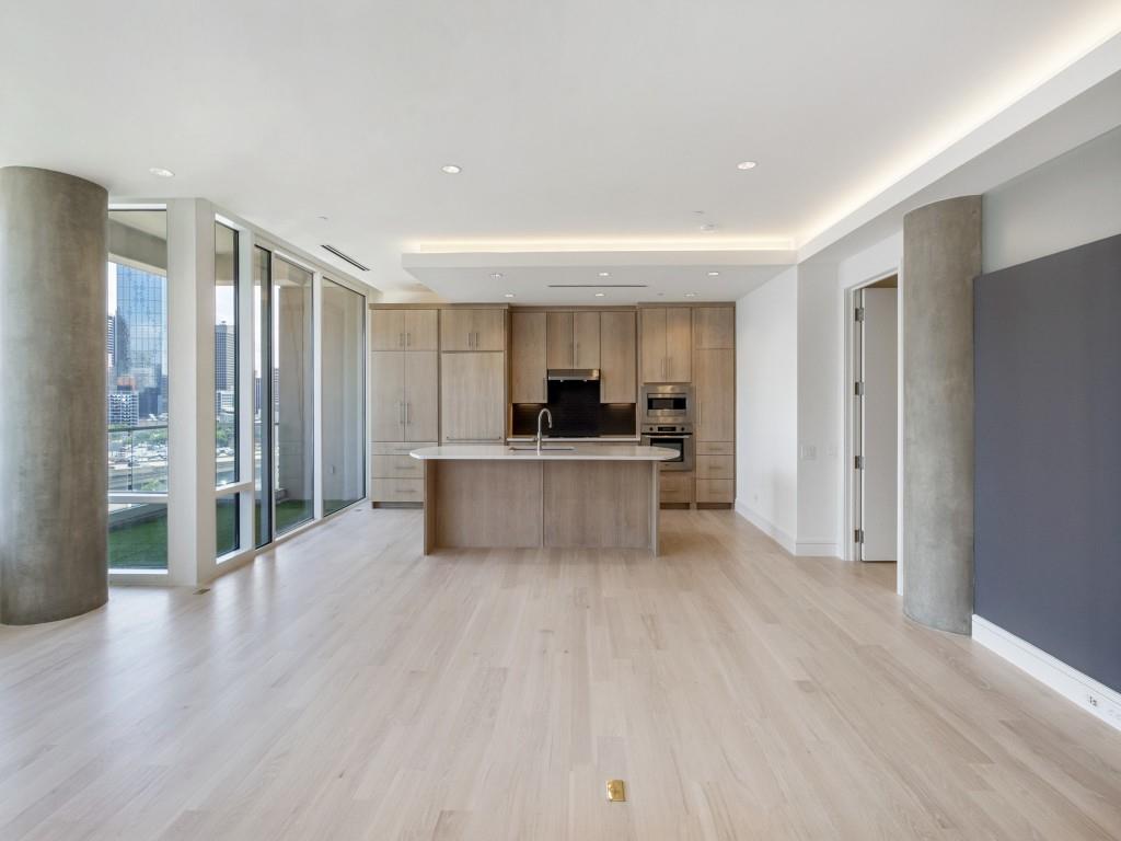 2408 Victory Park Lane 1036