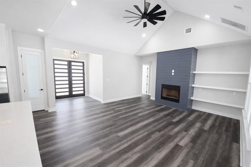 Brandon V Lake Living - Residential