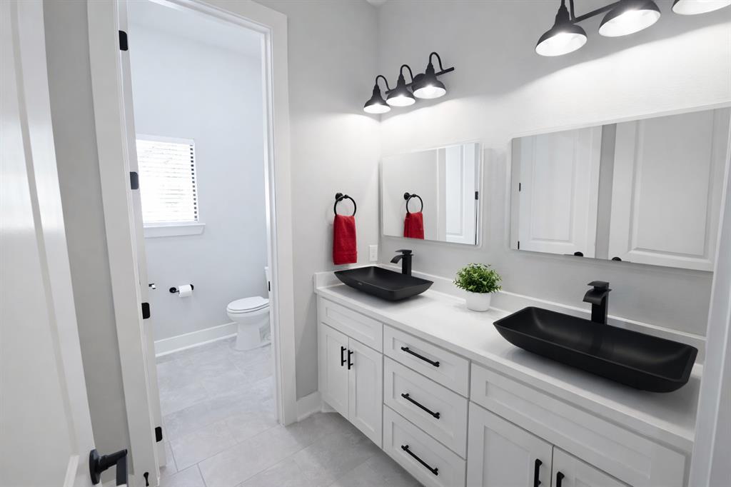 Brandon V Lake Living - Residential