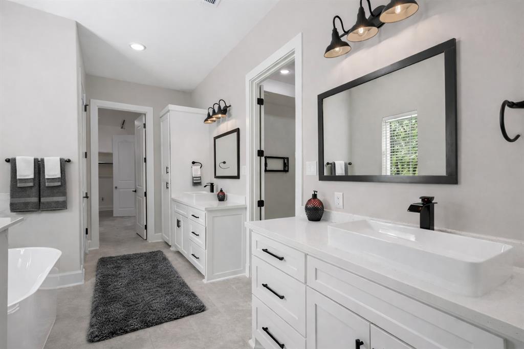 Brandon V Lake Living - Residential