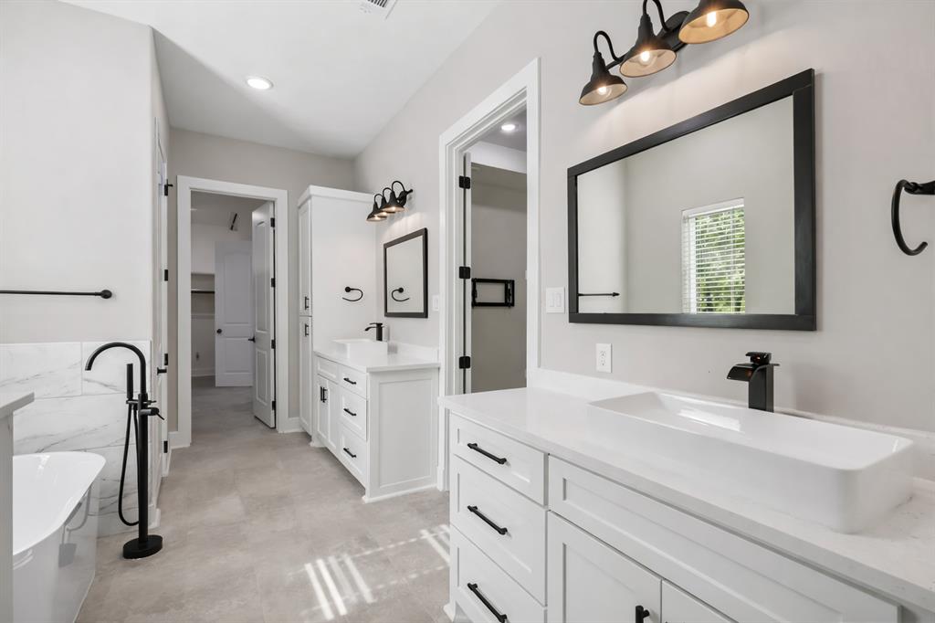 Brandon V Lake Living - Residential