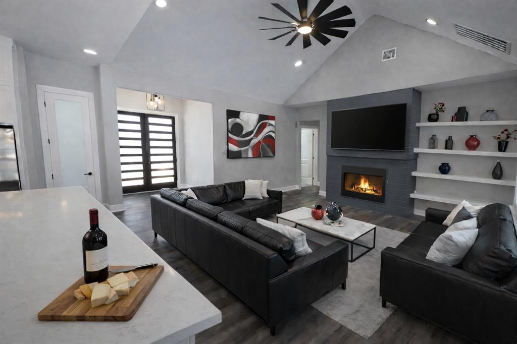 Brandon V Lake Living - Residential