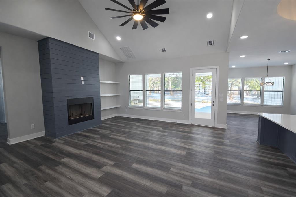 Brandon V Lake Living - Residential