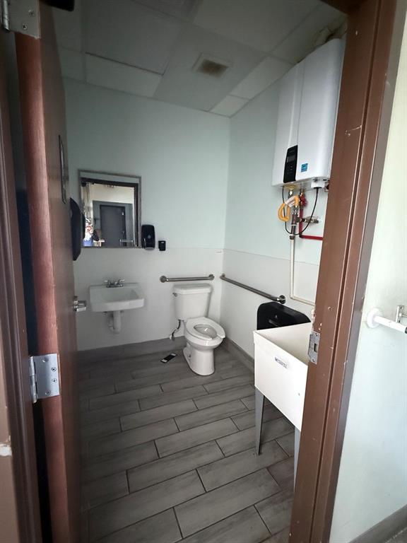 WEDGE HILLS - Commercial Lease