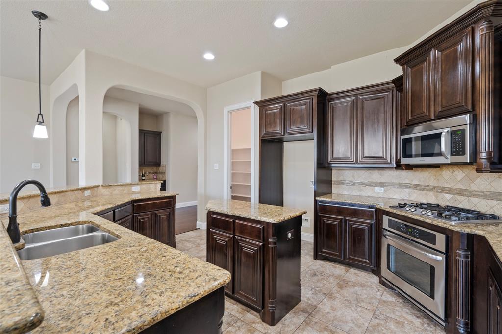613 Ravenwood Drive