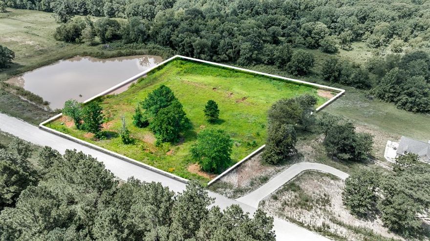 Build your dream home in the peaceful East Texas countryside! Come see this beautiful 1.894 acre lot in the heart of Veritatis Splendor, a master planned community near Winona, TX. Surrounded by rolling hills, big open skies, and stunning views, this property is just minutes away from the amenities of Tyler and less than 2 hours east of Dallas. All you need to do is bring your builder! Join other families building in this growing community today. Call for a showing!