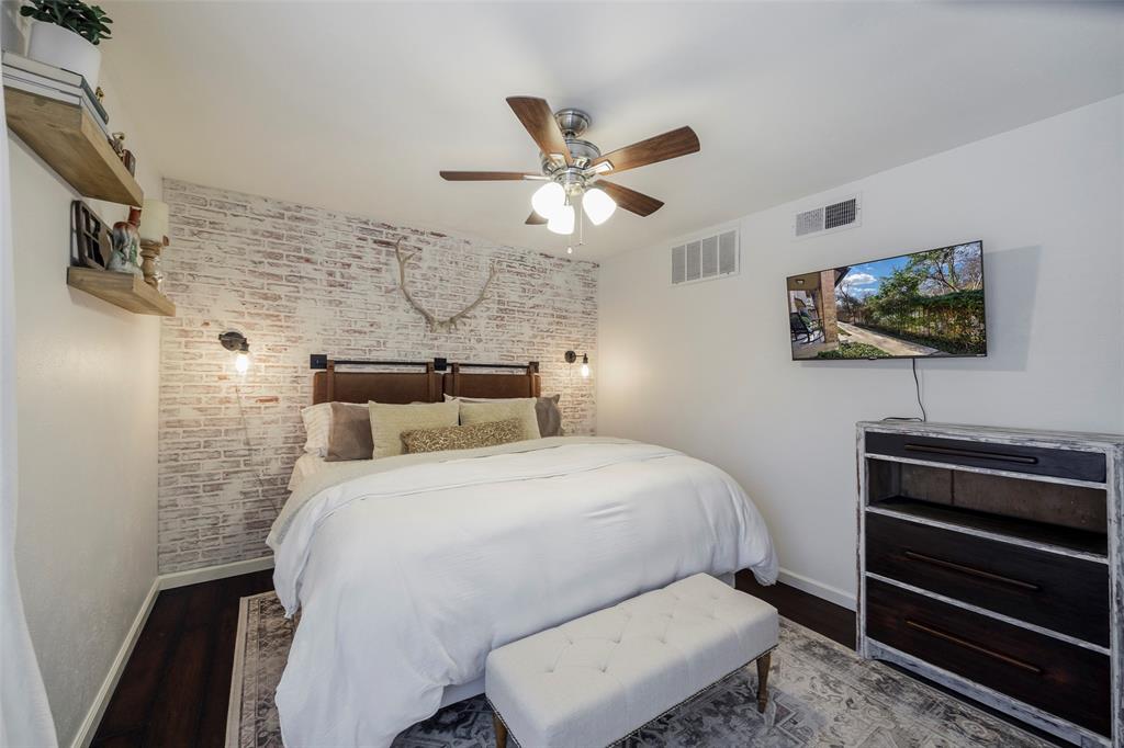 Glen Oaks Twnhms Condo - Residential