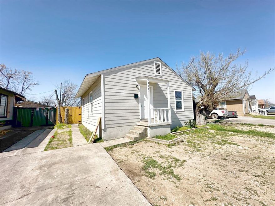 Cute 2 bedroom, 1 bath recently updated  and fresh paint. Home is ready for a family. Has a driveway for 2 car spaces. Big back yard for entertainment. Landlord will be reviewing credit score and is ready to lease.