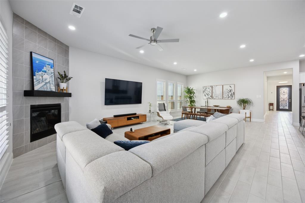 Farmers Branch, Texas 75234, United States, 3 Bedrooms Bedrooms, ,2 BathroomsBathrooms,Residential,Pending,19623