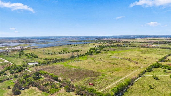 7225 N HICKORY RD, KRUM, TX 76249 - Image 39ec2c490adbf6dc76798e85aa7c84bc/538414557
