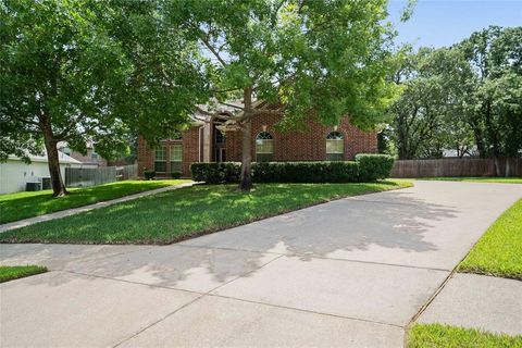 Photo of 3002 Oaklawn Court, Arlington, TX 76001 (MLS # 21126434)