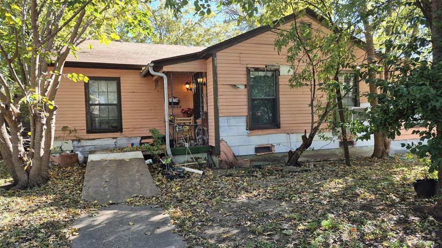 YOU CAN GO AND SEE THE OUTSIDE, FRONT AND BACK THE OUTSIDE. SELLER WILL NOT GIVE ACCESS TO THE INSIDE. SELLER IS SELLING THE LOT, THE HOUSE CAN NOT BE REPAIR. IS A TEAR DOWN. ONLY CASH. SELLER IS TALKING WITH THE TITLE COMPANY BECAUSE IT NEEDS TO GO FOR PROBATE. PLEASE UNDERSTAND IS ONLY CASH. NO LOW OFFERS. IF SELLER ACCEPT AN OFFER WILL HAVE TO CLEAN THE PROBLEMS WITH TITLE WITH THE PROBATE. 
4 THINGS BEFORE YOU CALL ME. 
1= NO ACCESS TO THE HOUSE
2= ONLY CASH NO LOW OFFERS ( if your offers is less than $200.000) please do not bother. NO SELLER FINANCE. ONLY CASH. TOTAL CASH. 
3= SELLER IS SELLING FOR THE LOT THE HOUSE IS A TEAR DOWN.
4= IT HAS PROBLEMS WITH THE TITLE IT HAS TO GO TO COURT OR PROBATE.
I HOPE YOU UNDERSTAND