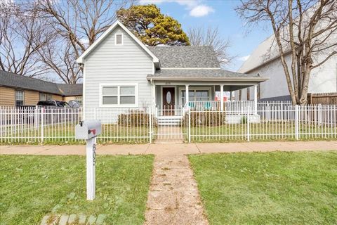 Photo of 805 W Owings Street, Denison, TX 75020 (MLS # 21166038)