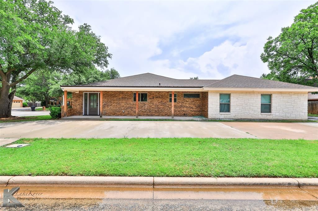 Photo of 13 Pinehurst Street, Abilene, TX 79606 (MLS # 21267077)