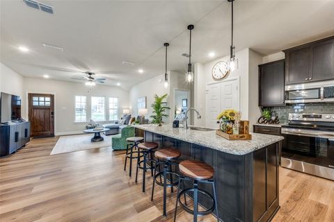 Photo of 100 Walnut Street, Whitesboro, TX 76273 (MLS # 21236200)