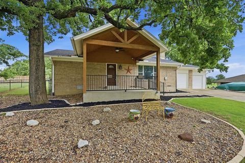 Photo of 104 Kiowa Drive W, Lake Kiowa, TX 76240 (MLS # 21272530)