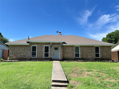 Photo of 1842 Juniper Lane, Lewisville, TX 75077 (MLS # 21255609)