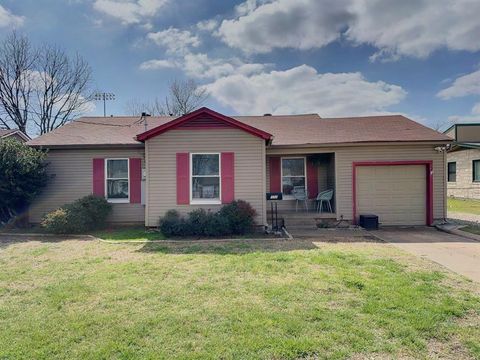 Photo of 634 Oak Ridge Lane, Irving, TX 75061 (MLS # 21198338)