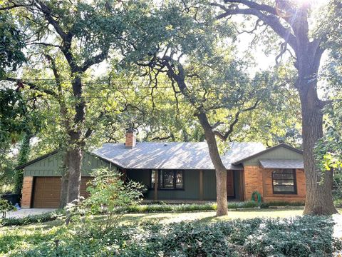 Photo of 108 Woodland Drive, Irving, TX 75060 (MLS # 21237635)