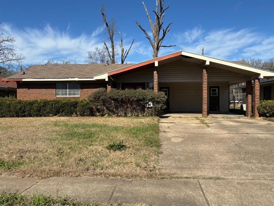 1096 sq. ft., 3 bedroom house on 0.207 acres. HUD homes are Sold As Is without any guarantee or warranty by seller. HUD case number 222-175542. 
Buyers to verify all info. For utility turn ons, approval must be granted in advance from HUD's field service manager. In cases where plumbing deficiencies exist, approval for water turn on may be denied. Please check Hud's website to confirm when the owner occupant period ends before submitting a bid.