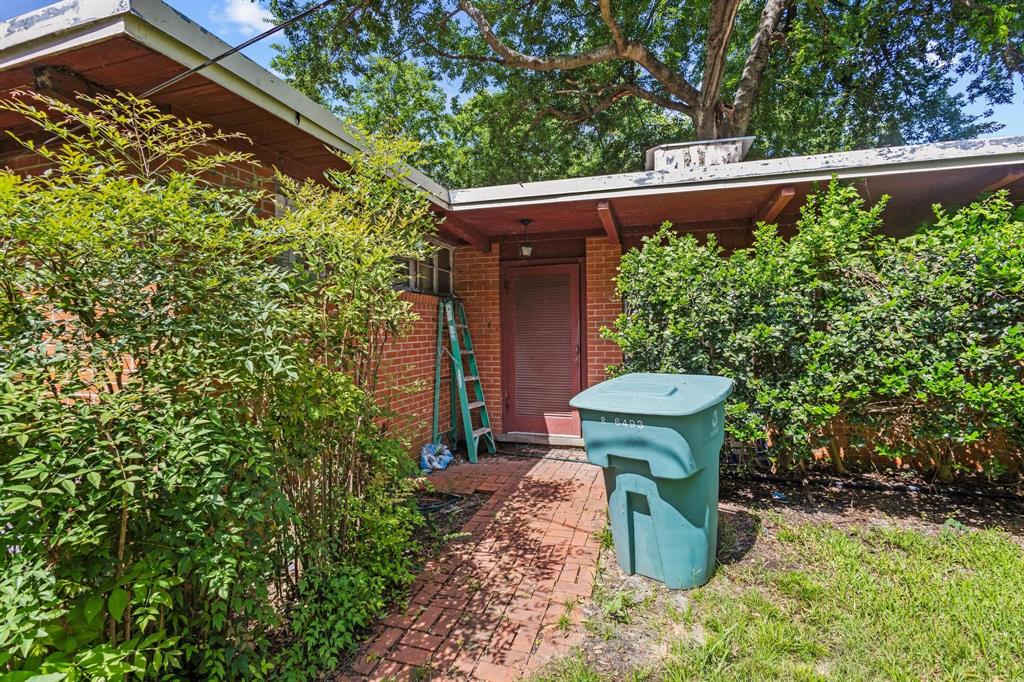 216 W Dexter Street