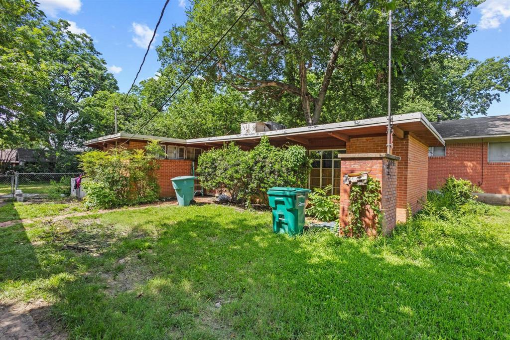216 W Dexter Street