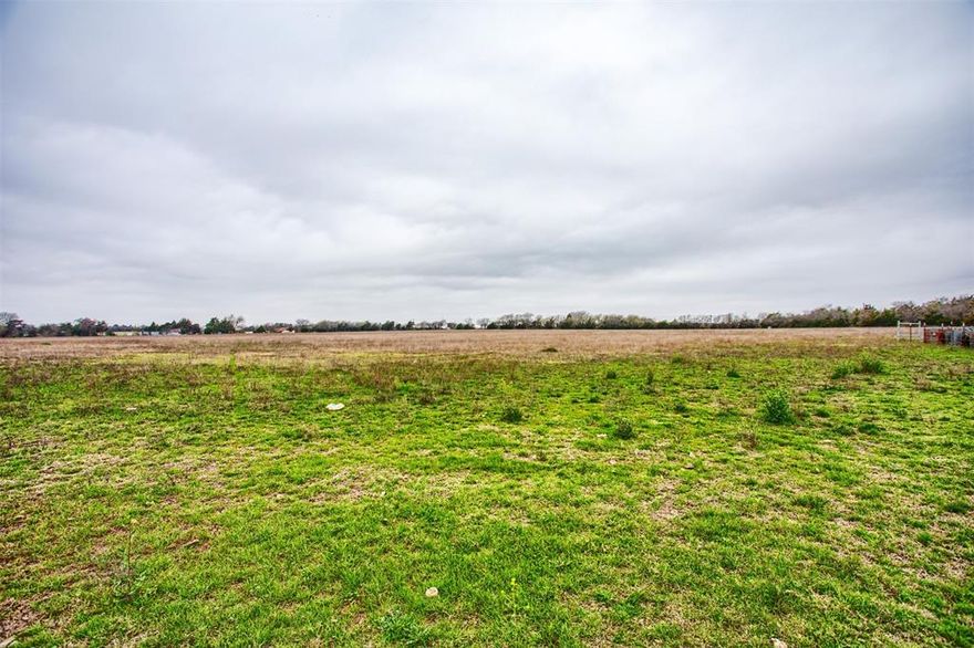 Unveiling an exceptional opportunity to acquire 86+- acres of pristine land just 15 minutes South of Dallas, Texas. Situated in a rapidly growing area, this expansive parcel presents endless possibilities for development and investment. This property offers a blank canvas for realizing your vision. Whether you're looking to build a residential community, commercial complex, or a weekend retreat, the potential is limitless.
The property's strategic location provides easy access to major highways, ensuring convenient connectivity to downtown Dallas, neighboring cities, and key amenities. Investors and developers alike won't want to miss out on this extraordinary chance to shape the future landscape of Dallas. Seize this opportunity and unlock the immense potential of this prime land parcel.