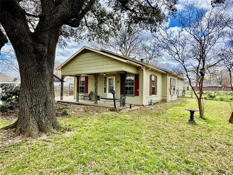 Photo of 103 W Damon Street, Terrell, TX 75160 (MLS # 21196821)