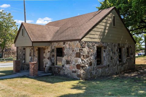 A home in Saint Jo