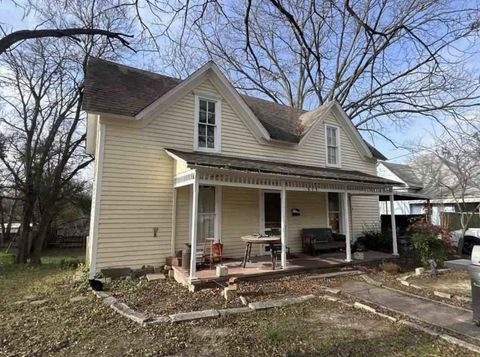 Photo of 513 W Jefferson Street, Waxahachie, TX 75165 (MLS # 21251806)