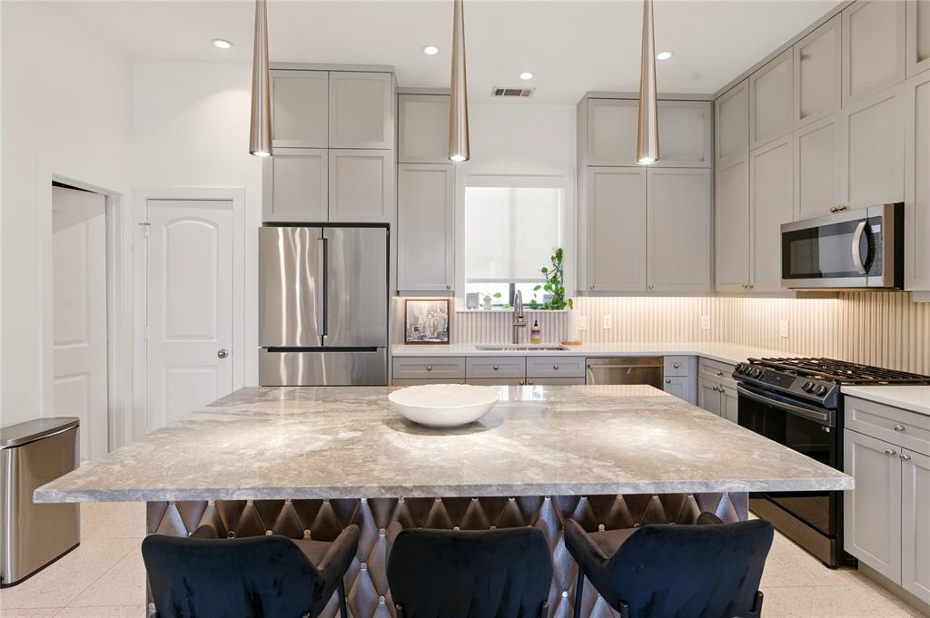 4211 Rawlins Street 525