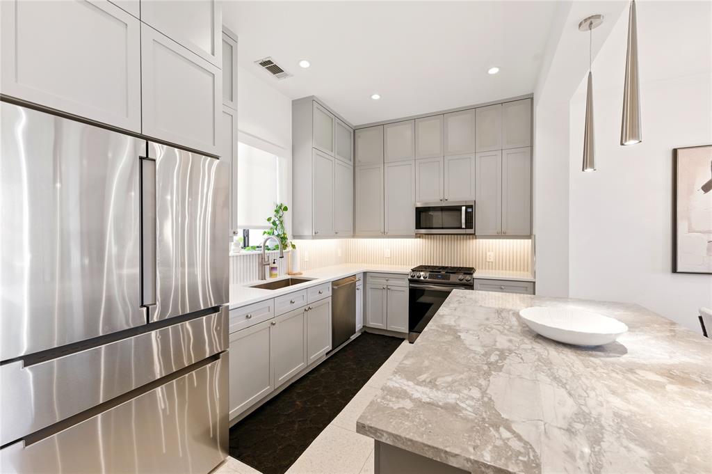 4211 Rawlins Street 525