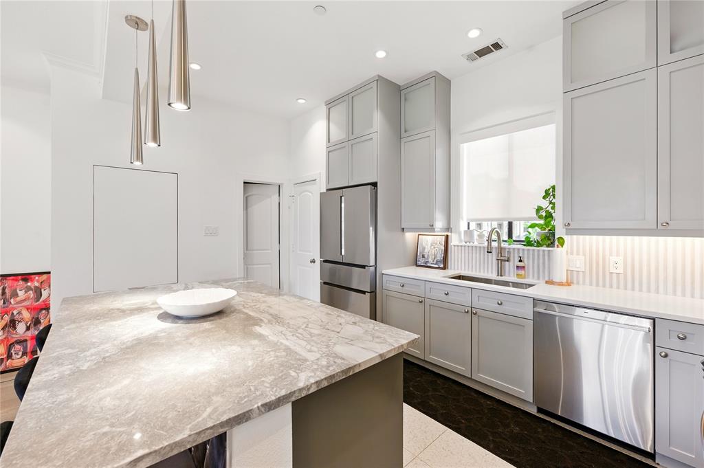 4211 Rawlins Street 525